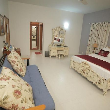 Four Squares Karachi Bed and Breakfast Buitenkant foto