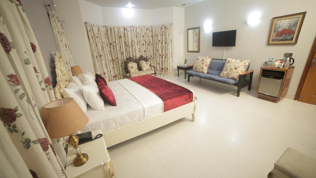Four Squares Karachi Bed and Breakfast Buitenkant foto