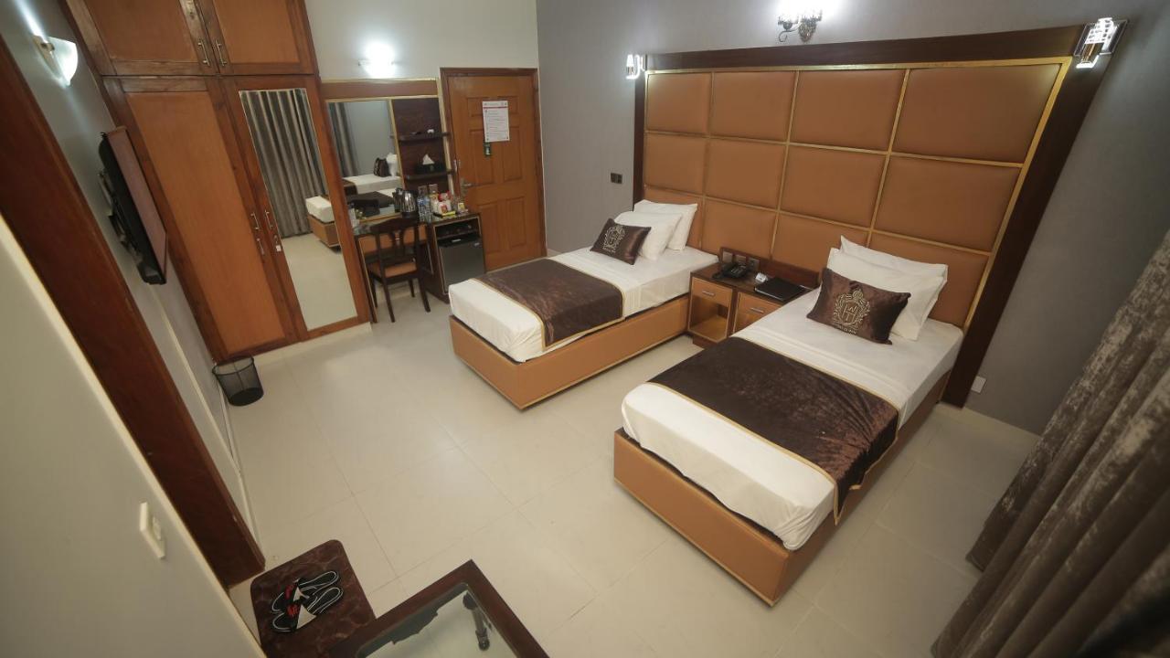 Four Squares Karachi Bed and Breakfast Buitenkant foto