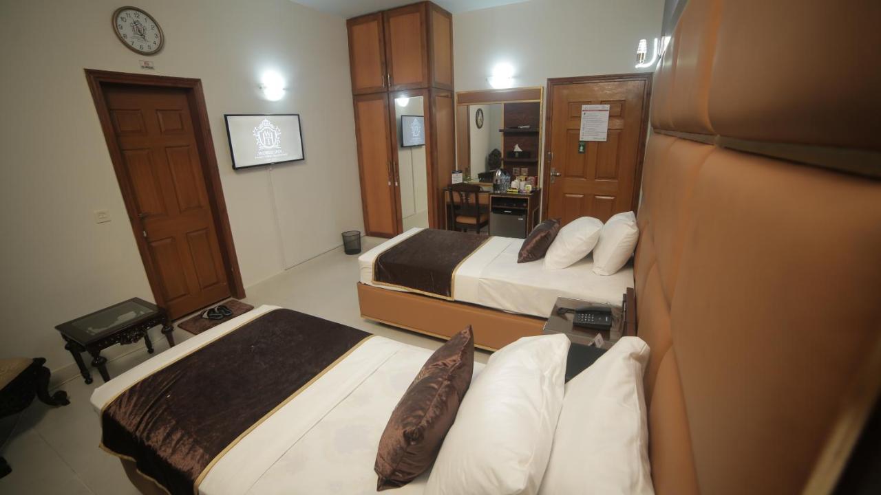 Four Squares Karachi Bed and Breakfast Buitenkant foto