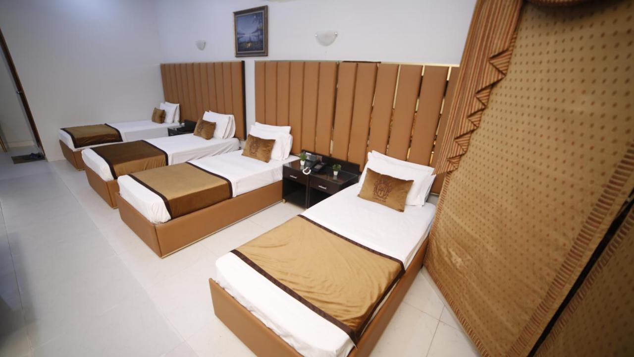 Four Squares Karachi Bed and Breakfast Buitenkant foto