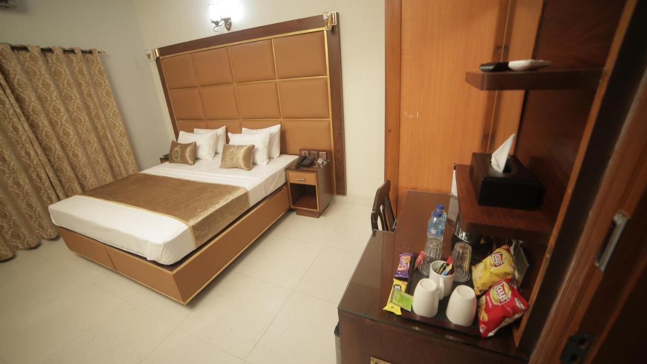 Four Squares Karachi Bed and Breakfast Buitenkant foto