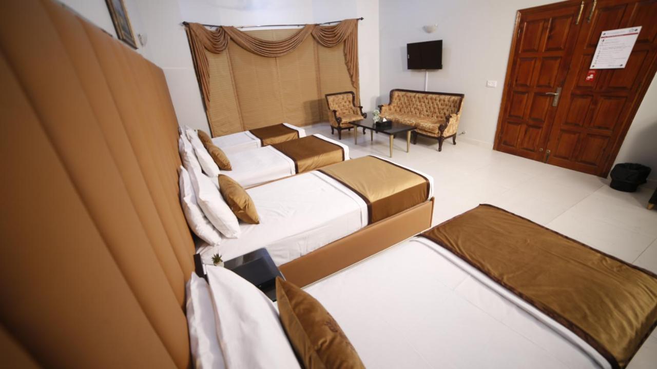 Four Squares Karachi Bed and Breakfast Buitenkant foto