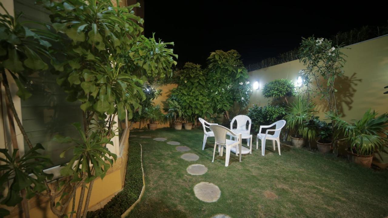 Four Squares Karachi Bed and Breakfast Buitenkant foto